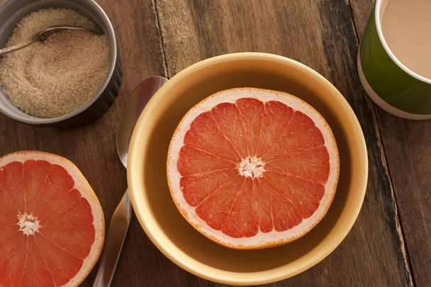 Gehalveerde verse grapefruit geserveerd voor het ontbijt - Foto, afbeelding