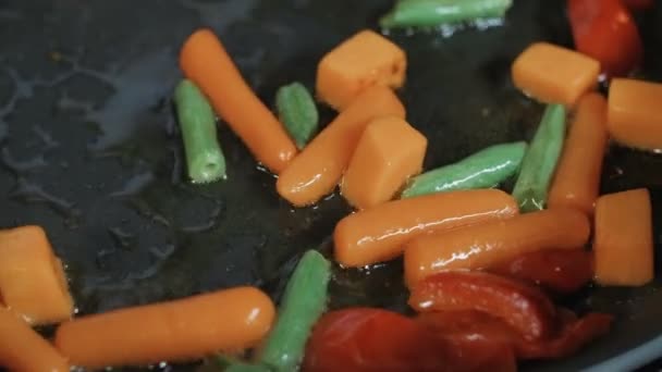 Detailní záběr smažení zeleniny v oleji - Záběry, video