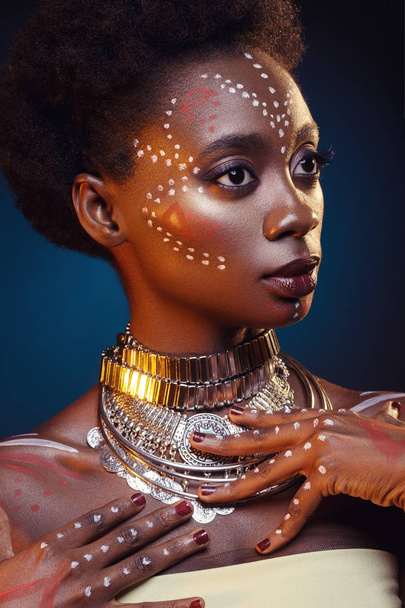 Hermosa chica negra con corona de cristal
 - Foto, Imagen