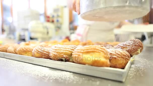 chef de pastelaria preparar doces polvilhar com açúcar de confeitaria
 - Filmagem, Vídeo