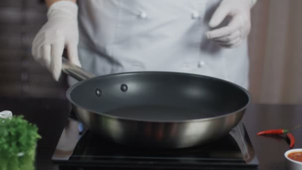 Készül a főzés pan. A serpenyőben olajat öntött. - Felvétel, videó