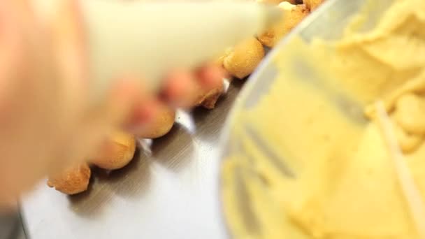 Випічка шеф-кухаря на роботі з салом шматочки цукерки в кондитерських виробах
 - Кадри, відео