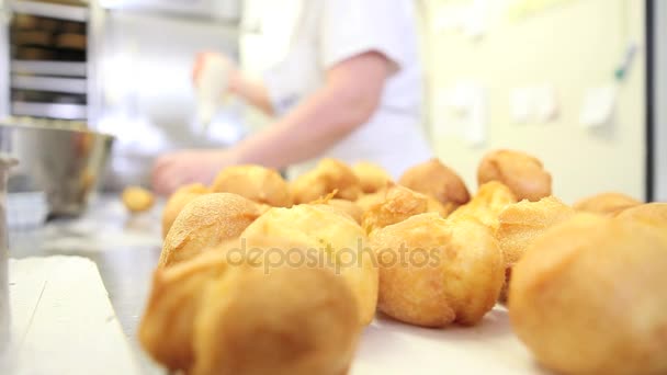 De chef van het gebakje bij werken met OSS een poche voeders snoep in suikergoed - Video