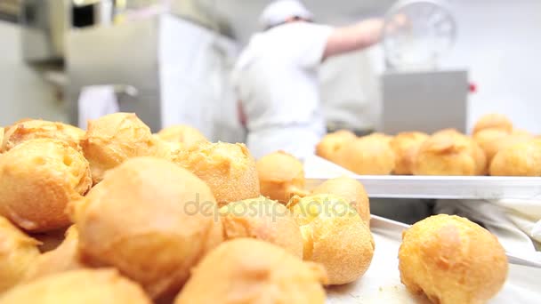 El pastelero en el trabajo prepara y prepara los dulces en la confitería
 - Metraje, vídeo