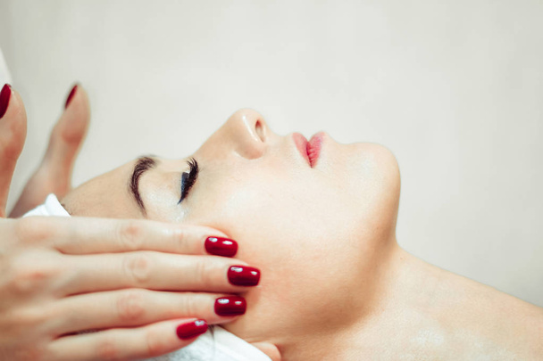 masaż twarzy w salonie spa - Zdjęcie, obraz