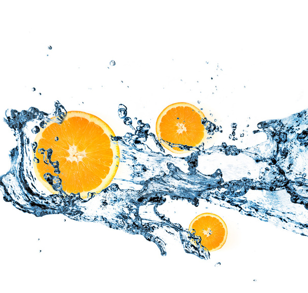 stříkající vodě s pomeranči - Fotografie, Obrázek