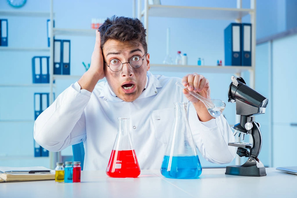Lustiger verrückter Chemiker arbeitet in einem Labor - Foto, Bild