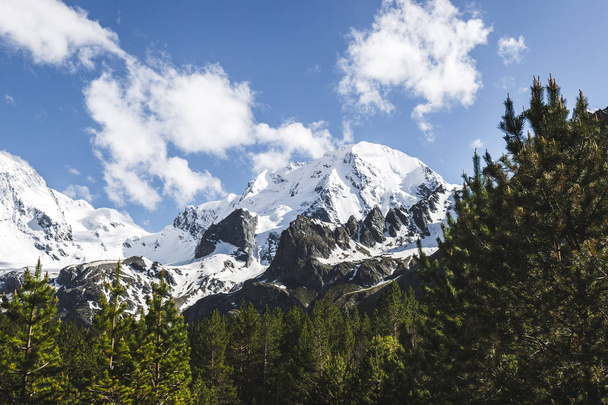 Besneeuwde toppen van de bergen van de Kaukasus - Foto, afbeelding