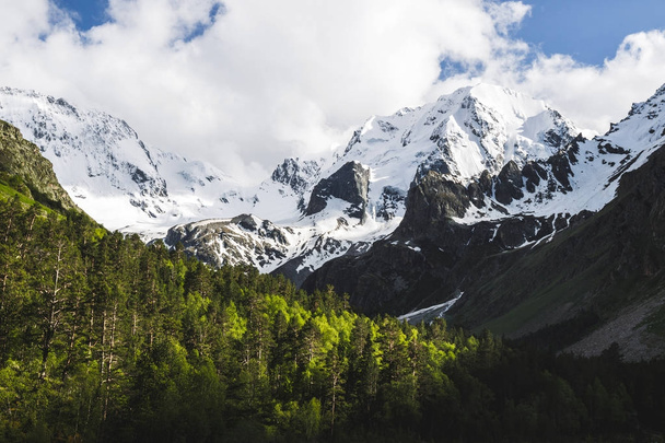 Besneeuwde toppen van de bergen van de Kaukasus - Foto, afbeelding