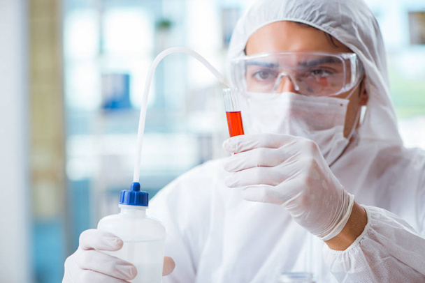 Chimiste travaillant en laboratoire avec des produits chimiques dangereux - Photo, image
