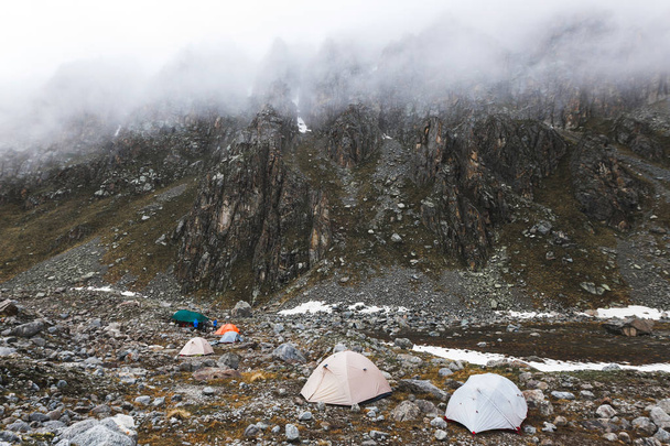 campeggio con tende in montagna invernale
 - Foto, immagini