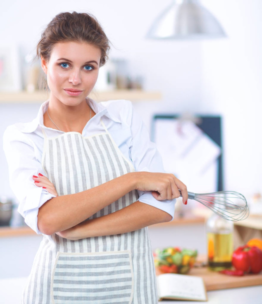 Smiling young woman in the kitchen - Foto, immagini