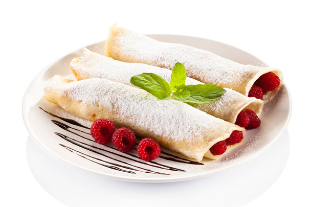 Crepes with raspberries and cream - Foto, Imagem
