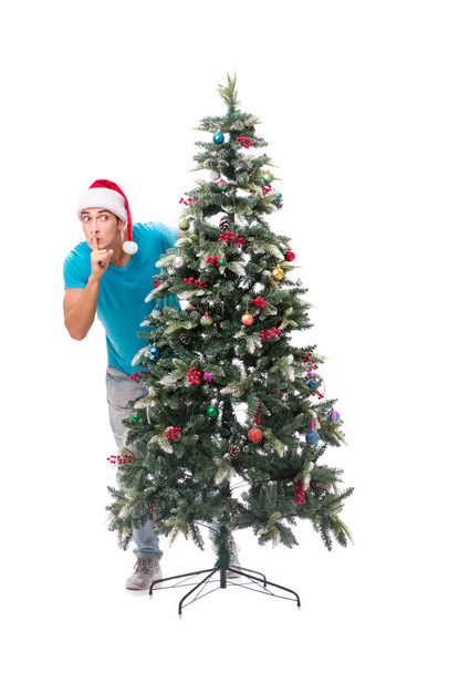 Fiatal férfi díszítő karácsonyfa elszigetelt fehér - Fotó, kép