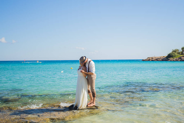 Braut und Bräutigam küssen sich und haben Spaß am tropischen Sandstrand - Foto, Bild