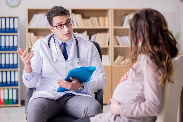 Kobieta w ciąży odwiedza lekarza na konsultację - Zdjęcie, obraz