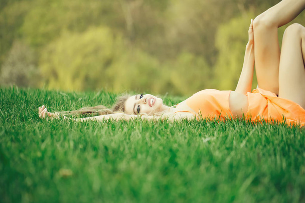 meisje liggend op gras - Foto, afbeelding