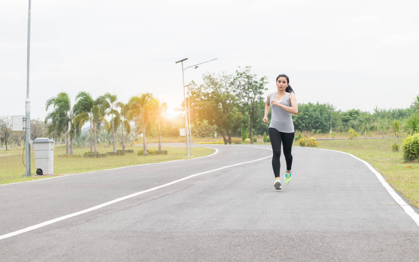 Laufende Frau. Läuferin joggt im Gesundheitspark  - Foto, Bild