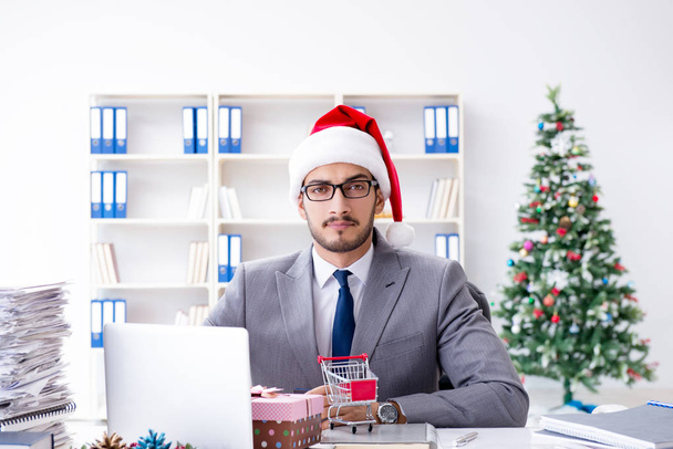 事務所でクリスマスを祝う若いビジネスマン - 写真・画像