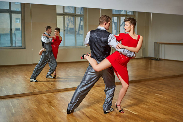 Kaunis pari tanssia tango
 - Valokuva, kuva