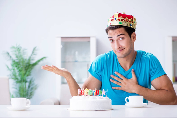 Nuori mies juhlii syntymäpäivää yksin kotona - Valokuva, kuva