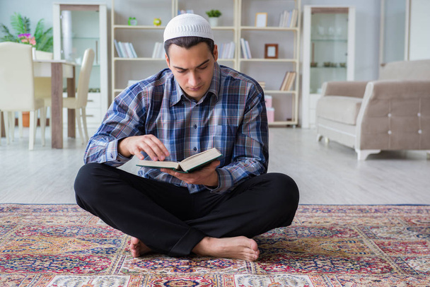 Młody muzułmanin modlący się w domu - Zdjęcie, obraz