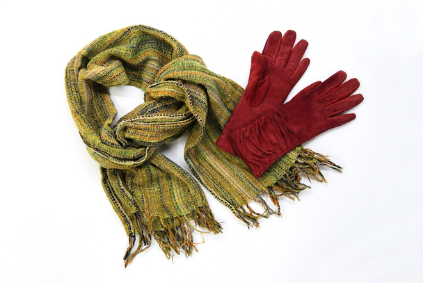 groene katoenen sjaal met bruin handschoenen - Foto, afbeelding
