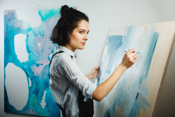 Concentrated girl focused on creative art-making process in art therapy - 写真・画像