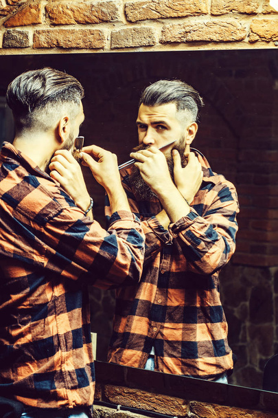 man with razor near mirror - Zdjęcie, obraz