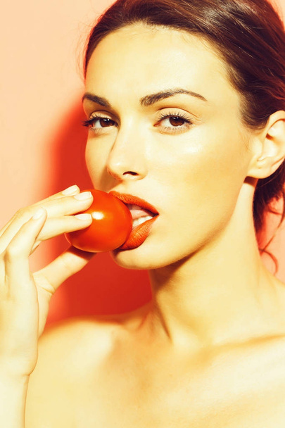 kırmızı domates ile güzel kız - Fotoğraf, Görsel
