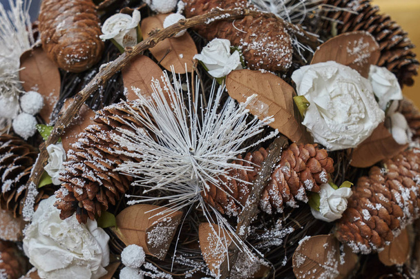 松のコーンとクリスマスの装飾 - 写真・画像