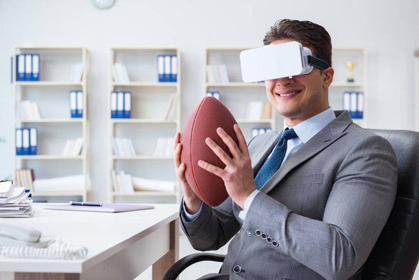 Geschäftsmann spielt Virtual-Reality-Fußball im Büro mit VR - Foto, Bild