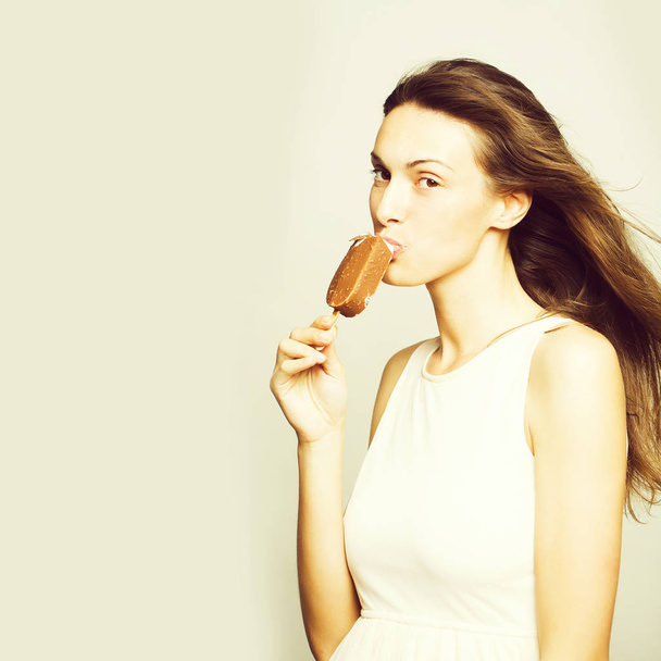 pretty girl eating ice lolly - Zdjęcie, obraz