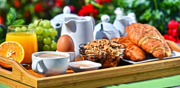 Desayuno servido con café, zumo, croissants y frutas
 - Foto, Imagen