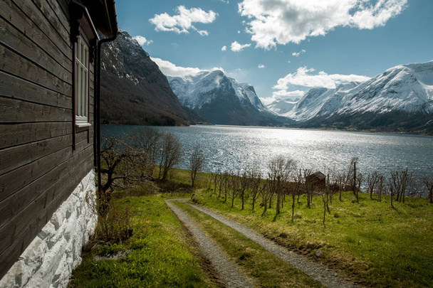 Idilli jellege Norvégia tavasszal - Fotó, kép