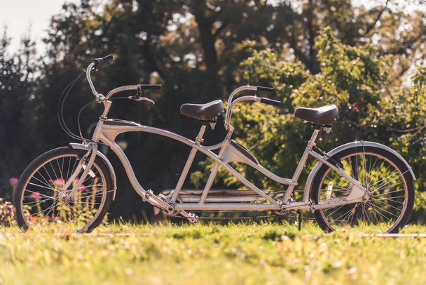 Uma bicicleta em tandem
 - Foto, Imagem