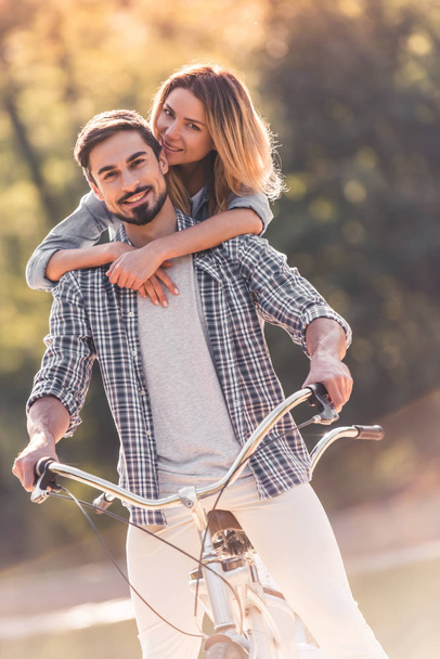 Couple avec un vélo tandem
 - Photo, image
