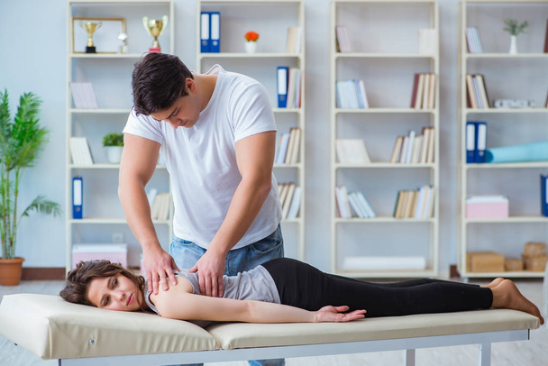 Genç doktor kayropraktik uzmanı kadın hastaya masaj yapıyor. - Fotoğraf, Görsel