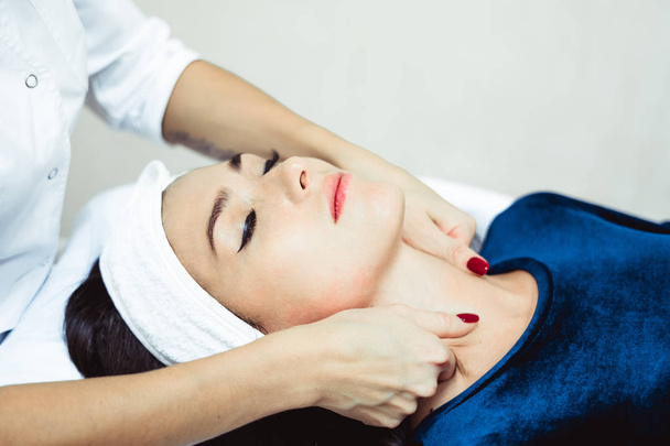 Massage du visage dans le salon spa
 - Photo, image