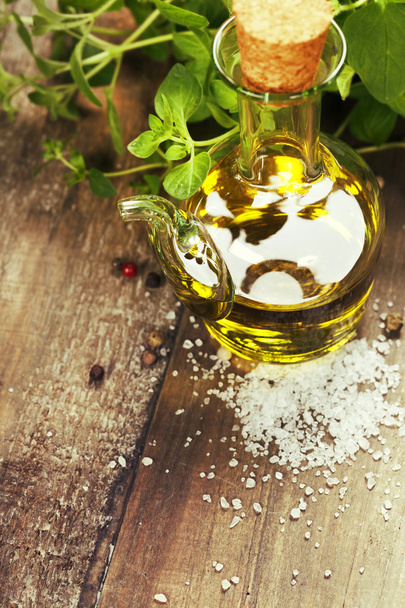 Olivenöl, Kräuter und Gewürze - Foto, Bild