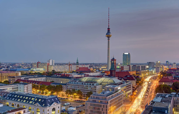 バックで有名なテレビ塔とベルリンの中心部での夜明け - 写真・画像