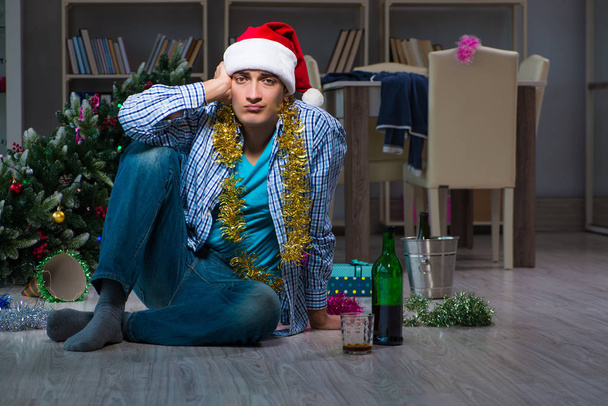 Homem celebrando o Natal em casa sozinho - Foto, Imagem