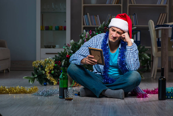 Uomo che celebra il Natale a casa da solo - Foto, immagini