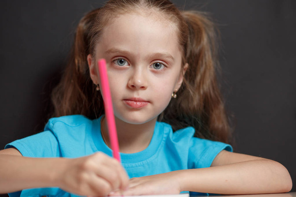 Okulda okuyan sağlığınla kız - Fotoğraf, Görsel