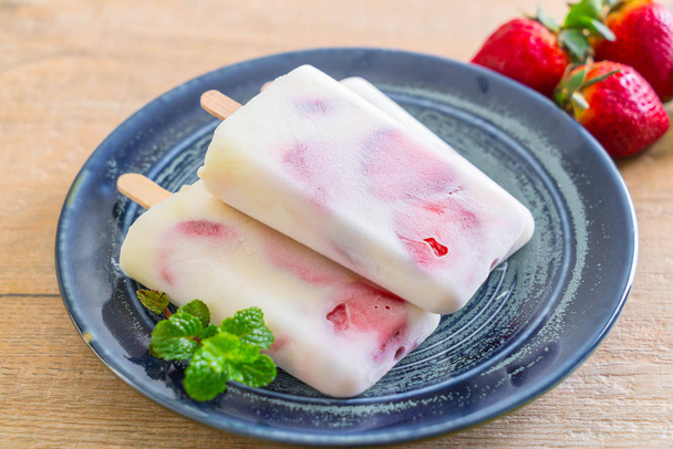 homemade strawberry yogurt ice-cream - Foto, Imagem