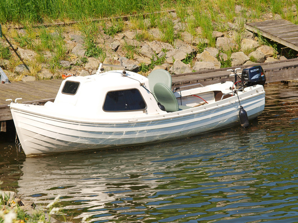 witte boot in het marina - Foto, afbeelding