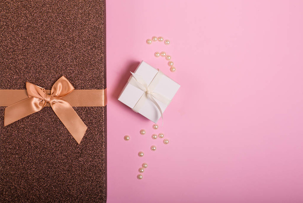 Geschenk-Box auf rosa Hintergrund - Foto, Bild