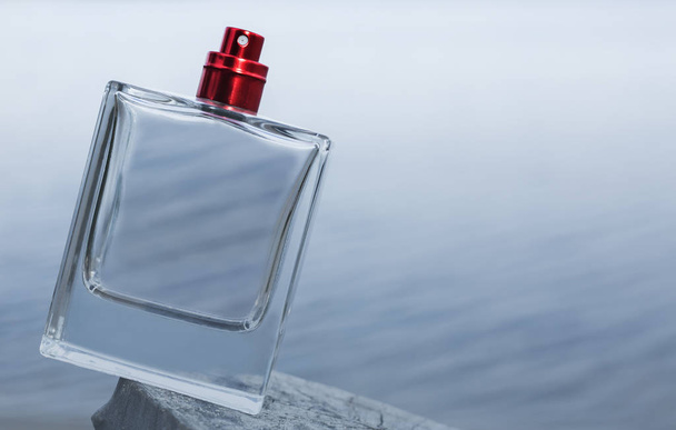 Flasche Parfüm im Hintergrund der Natur - Foto, Bild