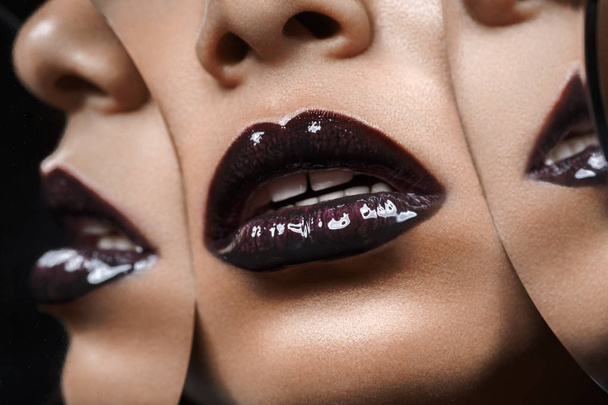 mooie vrouw lippen close-up met spiegel reflecties - Foto, afbeelding