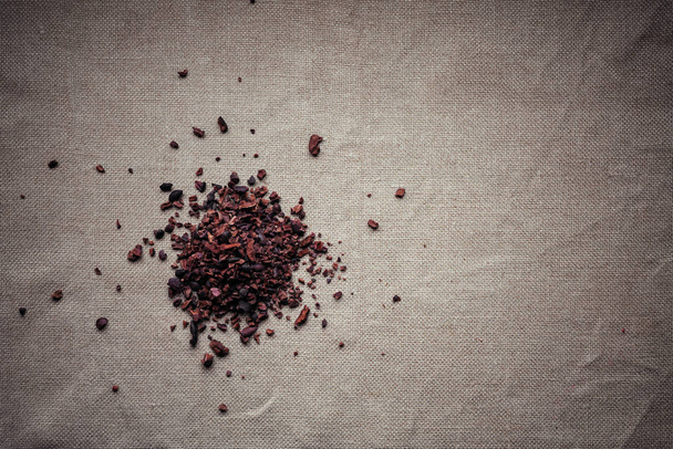 Montón de plumas de cacao crudo
 - Foto, Imagen